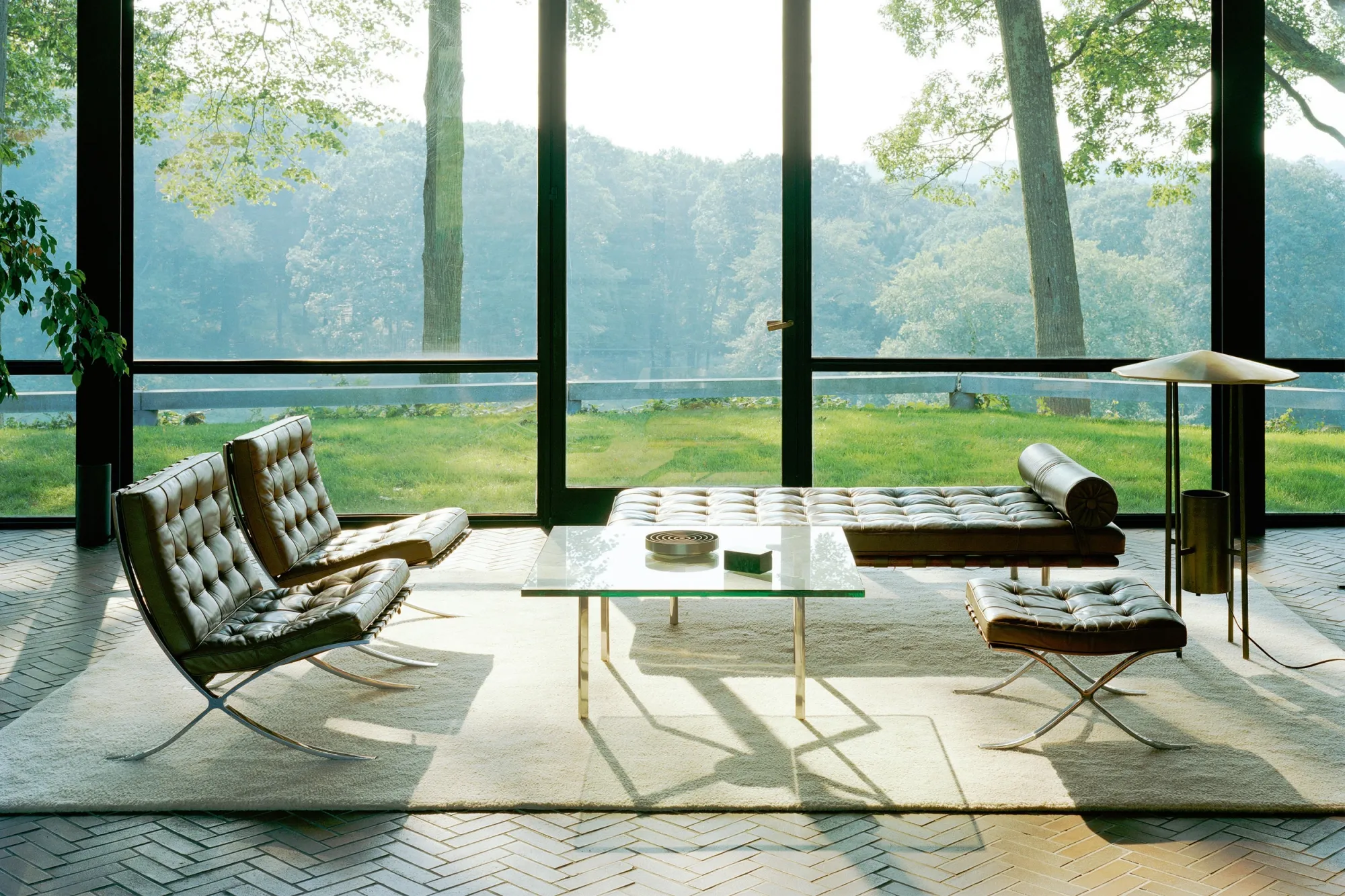 Ludwig Mies van der Rohes Barcelona-samling i Philip Johnsons glasshus i New Canaan. Bilde fra Knoll Archive.